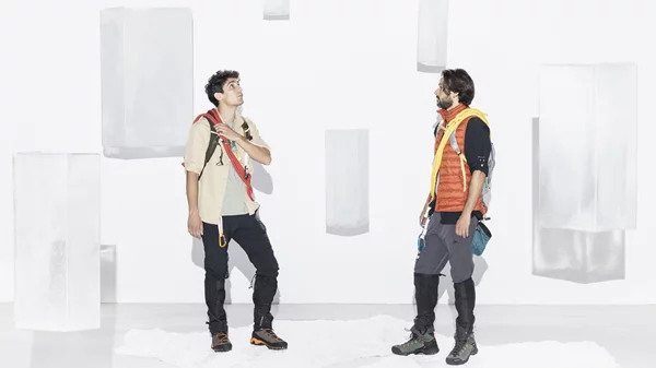 "Μια αχόρταγη σκιά": Ο Mariano Pensotti επιστρέφει στη Στέγη με μια υπαρξιακή ιστορία για πατέρες, γιους και τους μύθους που μας βαραίνουν