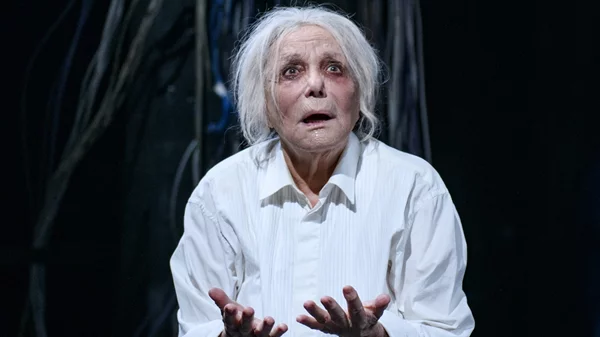 Η Μπέττυ Αρβανίτη "Βασιλιάς Ληρ" στα πρώτα στιγμιότυπα της παράστασης του Στάθη Λιβαθινού