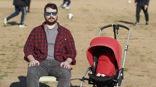 Ο Πάρις Ρούπος ολοκληρώνει τη σειρά παραστάσεων "Όχι μανάδες" με μια βιντεοσκόπηση