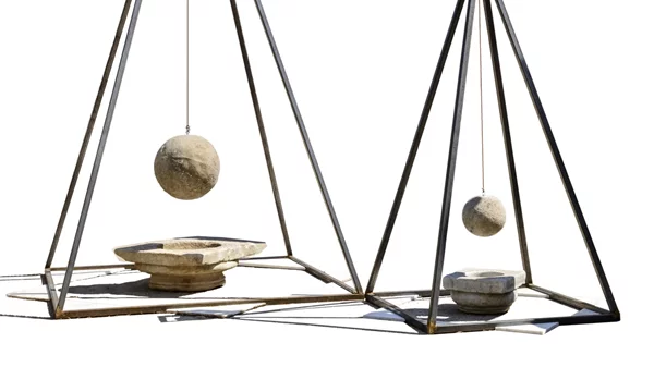 "Βαρυτικά πεδία": Οι γλυπτικές συνθέσεις του Νίκου Ζήβα