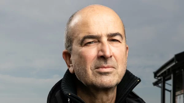 Ο Πέτρος Σεβαστίκογλου ακούει τη "Βοή του Κόσμου"