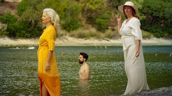 "Γιατί δεν μάθατε ν΄αποφεύγετε το νερό": Μια παράσταση με "ρευστούς ήρωες"