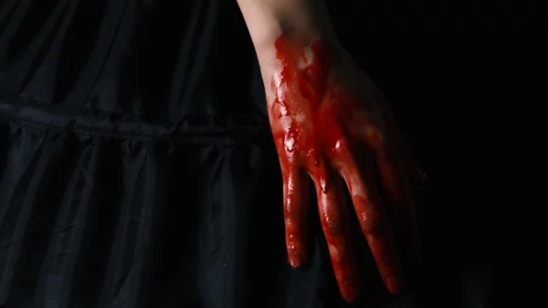 Ο "Άτλας" του Εμμανουήλ Κωνσταντινίδη εφευρίσκει τον κοσμογονικό μύθο της μοναξιάς