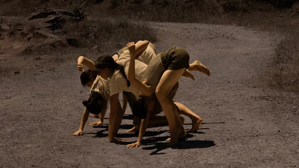 Οι "Τρεις αριστεροί αντίχειρες" είναι μια χορογραφία με σώματα ρευστά σαν σε animation