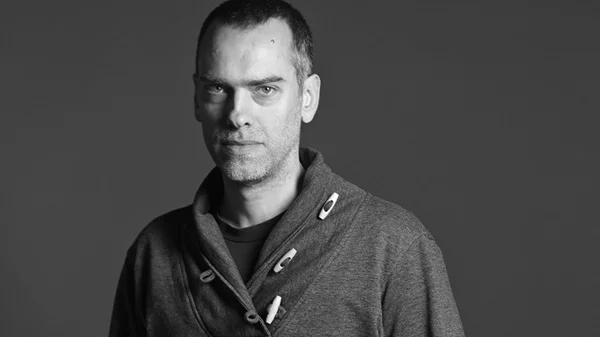 Κώστας Παπακωνσταντίνου: "Το γέλιο ρίχνει τις άμυνες – και μετά χτυπάς εκεί που θέλεις"