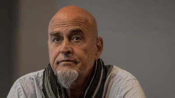 Ο Γιόελ Γούλφχαρτ πήρε το ρίσκο να ανοίξει το πρώτο αγγλόφωνο θέατρο της Αθήνας