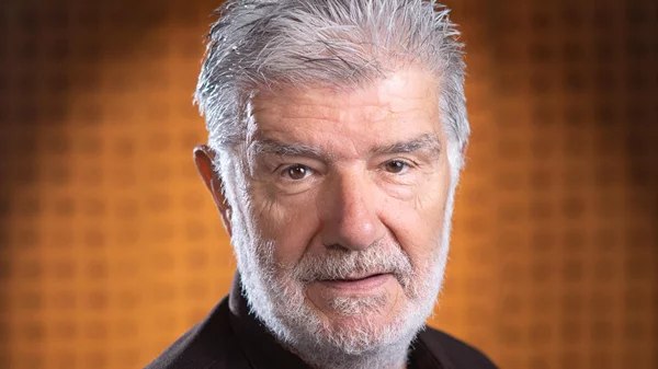 Νίκος Δαφνής: Ο ιδρυτής του Θεάτρου Κάτω απ' τη Γέφυρα μιλά για τις επιλογές του και για όσα έχουν σημαδέψει την πορεία του