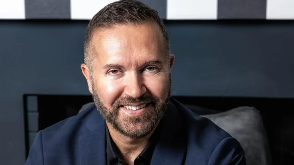 Γιώργος Βάλαρης: "Οι ανθρώπινοι χαρακτήρες στο "Έκτο πάτωμα" ξορκίζουν όλο το κακό και την ένταση που ζήσαμε στην απομόνωση"