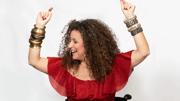 Είναι φίνα είναι και "Ντερμπεντέρισσα" η Κατερίνα Βρανά στην stand up comedy παράσταση που ανεβαίνει για τελευταία φορά