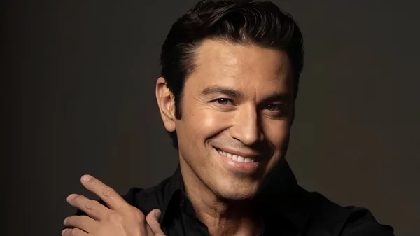 Ο Μάριος Φραγκούλης τραγουδά τον "Οικουμενικό Μίκη Θεοδωράκη" στο Ηρώδειο