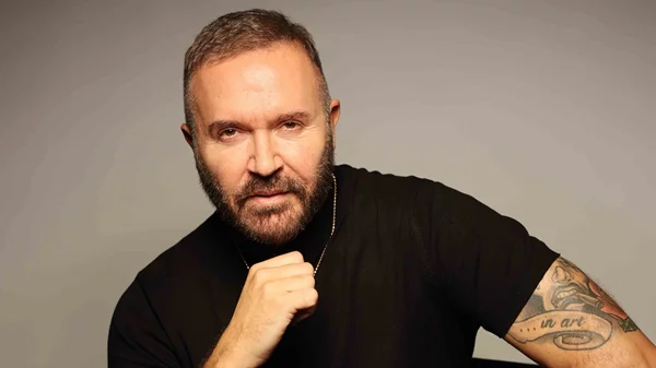 Ο Γιώργος Βάλαρης μιλά για το μιούζικαλ "Ο Τσάρλι και το εργοστάσιο σοκολάτας" που φέρνει σε ένα νέο θέατρο