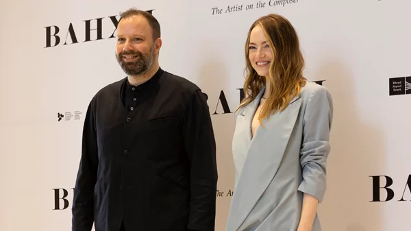 "And": Έμα Στόουν, Γουίλεμ Νταφόε και Τζέσι Πλέμονς στη νέα ταινία του Γιώργου Λάνθιμου