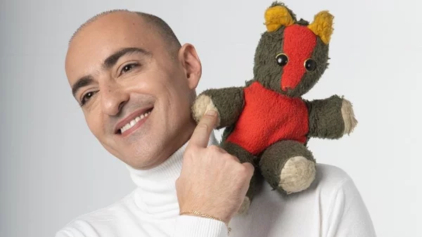 Ο Θανάσης Αλευράς γίνεται "46+ Σέξι" σε μια μουσικοσατιρική παράσταση