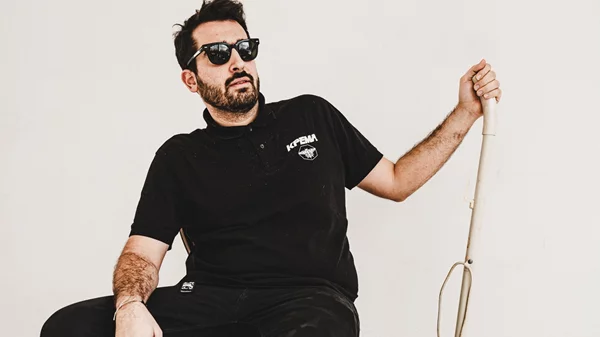 Γιάννης Αποσκίτης: "Δεν υπάρχει κάποιο στοιχείο της σύγχρονης ελληνικής πραγματικότητας που να μην με προβληματίζει"