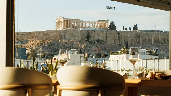 Το νέο μενού Βιότοπος του "Nyn Esti" φέρνει την εποχή με τον πιο art τρόπο στο τραπέζι μας με θέα στην Ακρόπολη