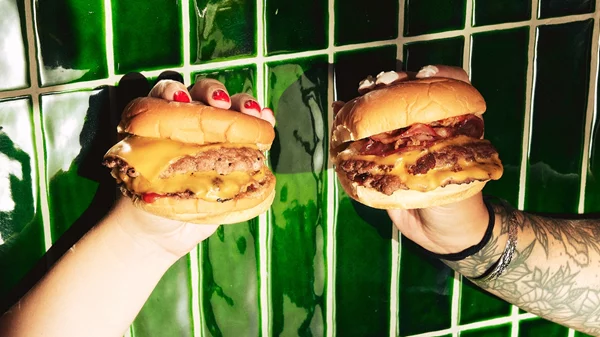 Στη Νέα Πεντέλη για το νέο burger spot 'Both Burgers and Buns'