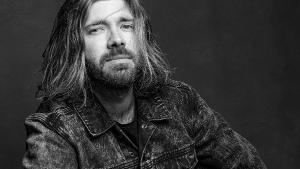 Ο Στέλιος Τσουκιάς μάς τραγουδάει ιστορίες που έχει ζήσει στο "Faust"