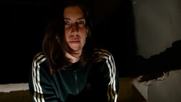 Σε ποια πλατεία θα παρουσιάσει site specific παράσταση η Άρια Μπουμπάκη απόψε;