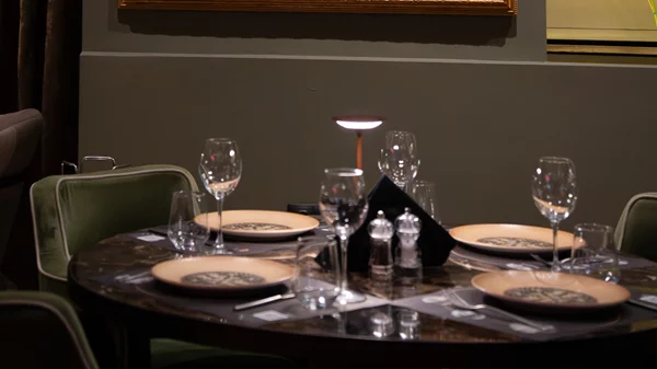 "Στα Καλά Καθούμενα" για sui generis ατμόσφαιρα και premium κοπές