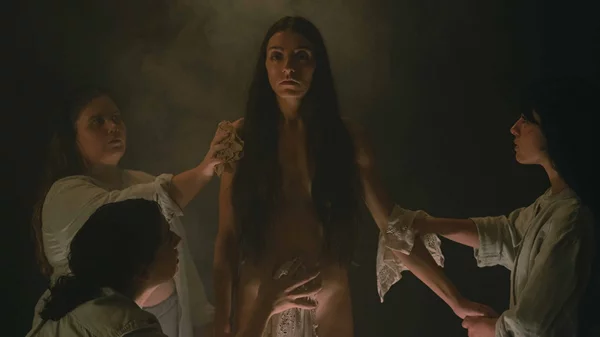 Η παράσταση "βάιζα" για τη δύναμη της θηλυκότητας επιστρέφει στο ΠΛΥΦΑ