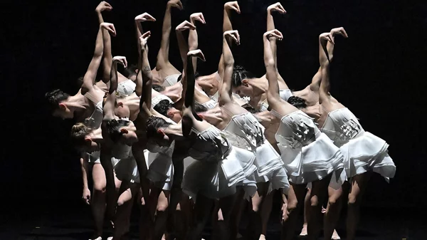 Μοντέρνα εκδοχή της "Λίμνης των Κύκνων" στο Μέγαρο