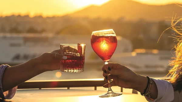 801 Rooftop Bar: Στο ηλιοβασίλεμα του Πειραιά, ένα μπαρ γεννιέται
