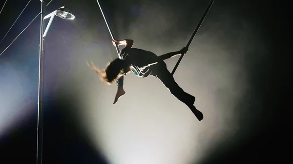 "Βάτραχοι": "κι όμΩς κινείται" και Γιάννος Περλέγκας φέρνουν ξανά στις Ροές την κωμωδία-escape room