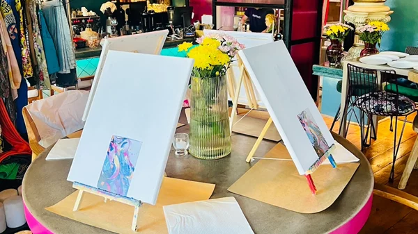 "Tipsy Art Nights": Η νέα τάση για ένα δημιουργικό και χαλαρωτικό απόγευμα στη Ραφήνα