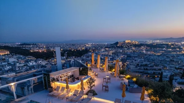 Απολαμβάνουμε την Πανσέληνο του Ιουλίου στο St. George Lycabettus