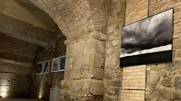 Δυο Ελληνίδες εικαστικοί γεμίζουν τέχνη μια εκκλησία στη Βιέννη