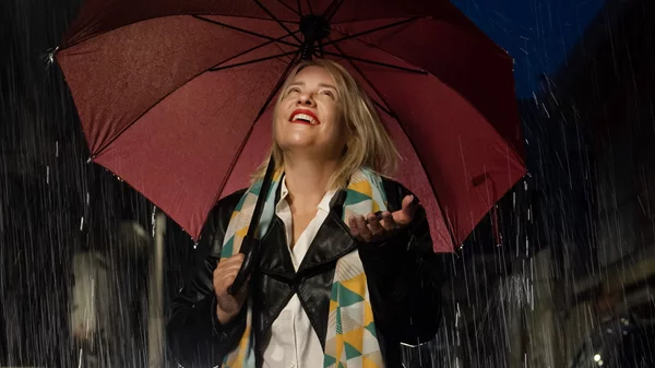 "Το μπουφάν της Χάρλεϋ ή πάλι καλά": Τη Μαριάννα Τουμασάτου σκηνοθετεί για πρώτη φορά ο Αλέξανδρος Σταύρου