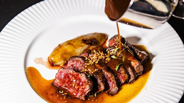 Στο high end bistro που δε 'συμπαθεί' τους ντόπιους, τρως μενού με €49