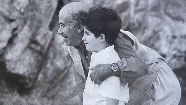 "Ηλίθιος": Ο Νικόλας Ανδρουλάκης δίνει σάρκα και οστά σε έναν χαρακτήρα που λειτουργεί ως καθρέφτης της εποχής μας