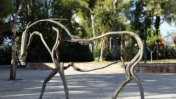 "Πομπή προς την πόλη": Ξεναγήσεις για την έκθεση της Αλεξάνδρας Αθανασιάδη στο Κολλέγιο Αθηνών