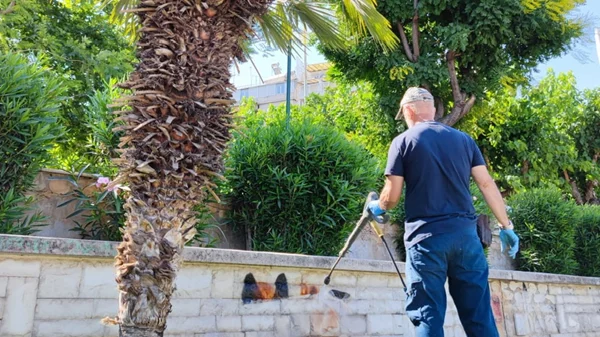 Συνεχίζονται οι εντατικές δράσεις καθαρισμού στην Αθήνα με την επιχείρηση αντι-γκράφιτι στην πλατεία Λαρίσης και το πάρκο Δεξαμενής