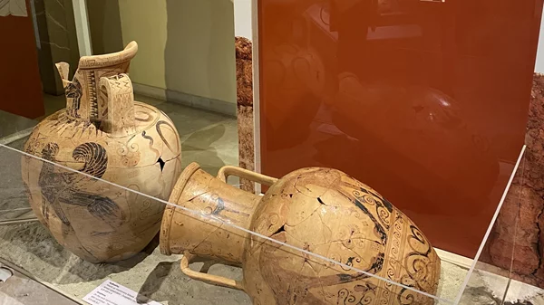 Η έκθεση "Φαληρόθεν. Ανάμεσα σε δύο κόσμους" αποκαλύπτει ψηφίδες του αρχαιολογικού παρελθόντος του Πειραιά