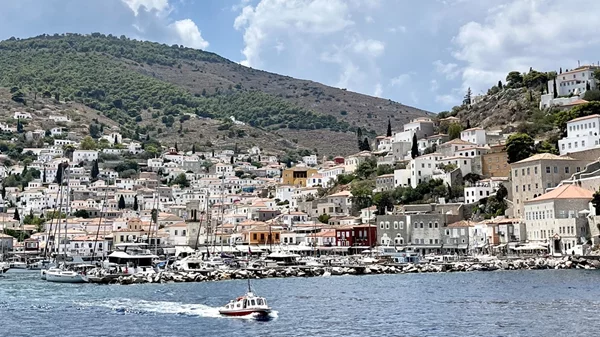 Ύδρα για 72 ώρες. Maurizio Cattelan και παλαμίδα με περγαμόντο