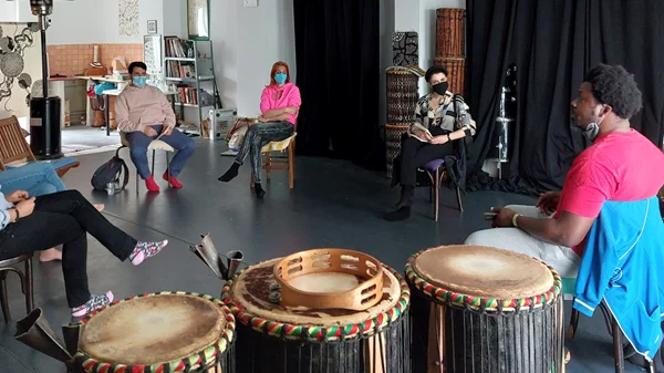 Καλλιτεχνικές συζητήσεις για την ιθαγένεια στο Victoria Square Project