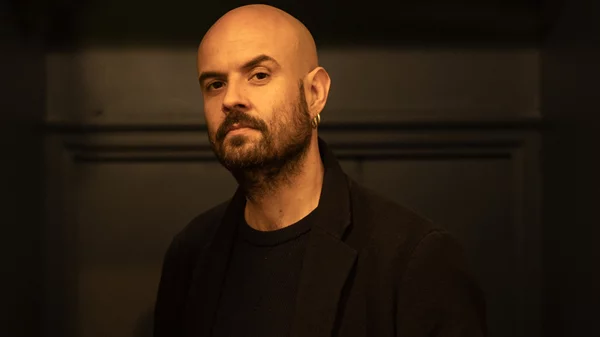 Για τον Ζιλιέν Γκοσλέν, το θέατρο δεν υπάρχει για να μας παρηγορεί αλλά για να μας εκθέτει