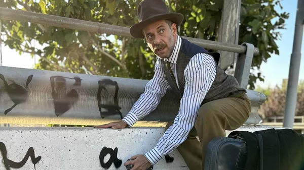 "Βασανίζομαι": Η διάσημη φράση των γκράφιτι εμπνέει μια θεατρική παράσταση