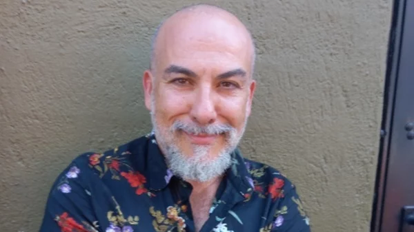 "Περάστε απόψε για καφέ": ο Νίκος Καρδώνης φέρνει στη σκηνή τη νουβέλα του Πιέρο Κιάρα