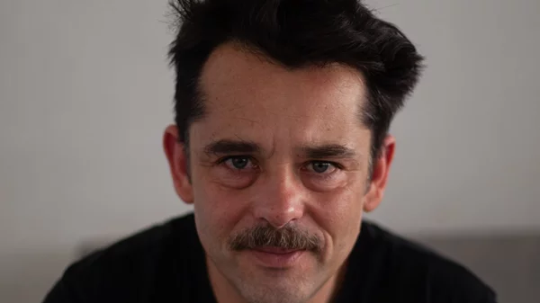 "Τα σκυλιά" του Ανέστη Αζά: Μια φωνή αντίστασης απέναντι στον αυταρχισμό