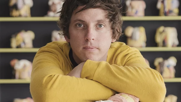 "Erratic Patterns": Τα απρόβλεπτα κεραμικά γλυπτά του Brian Rochefort στην Bernier/Eliades