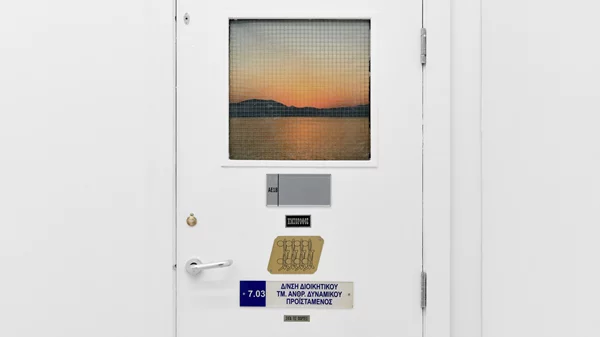 Η Ελένη Παπάζογλου αποκαλύπτει όλα όσα συνήθως μένουν στη σκιά ενός καλλιτεχνικού στούντιο