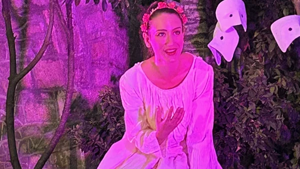 "Six women in greek tragedy": Υπαίθρια παράσταση & έκθεση μάσκας στον κήπο του Μουσείου Ιστορίας Πανεπιστημίου Αθηνών