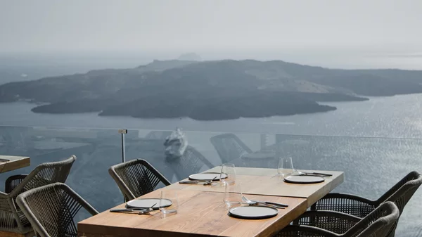 Μια γαστρονομική βραδιά, απευθείας από τη Σαντορίνη: Ένα από τα καλύτερα εστιατόρια του νησιού σερβίρει στη Γλυφάδα