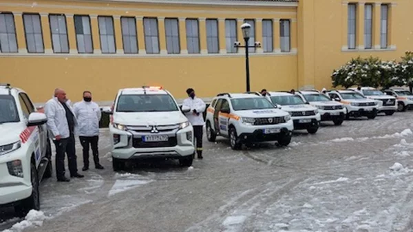 10 οχήματα τύπου 4χ4 σπεύδουν στη μάχη για τη μεταφορά ασθενών που χρήζουν άμεσης βοήθειας