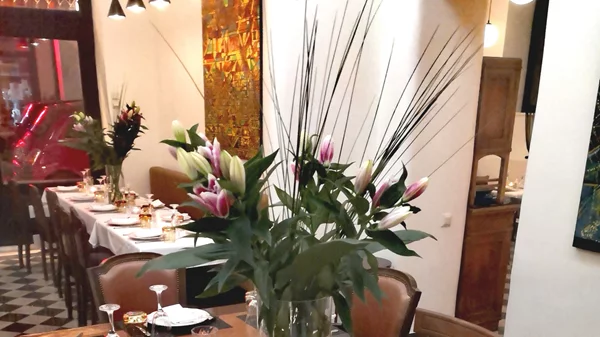 Ο Γιάννης Σολάκης έρχεται στην Πλάκα παρέα με μια "Grande Dame"