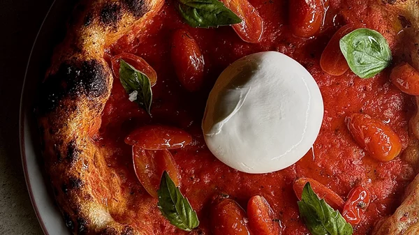 Δύο μαέστροι της αθηναϊκής πίτσας δίνουν ραντεβού στη Βούλα