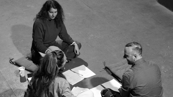 "Πνεύμονες": Ισχυρή παρουσία μιας νέας γενιάς καλλιτεχνών στο Θέατρο Κάτω από τη Γέφυρα